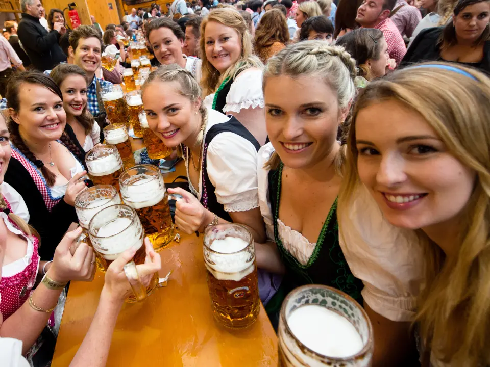 oktoberfest-bierpreise-2025.webp