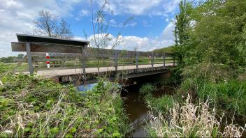 Die Brücke „Gehlengraben“ über die Wedeler Au muss saniert werden. Für Fußgänger und Radfahrer bedeutet das einen Umweg.