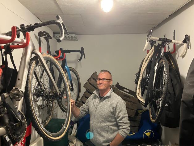 Jan Rohr z dumą pokazał jeden ze swoich wielu motocykli. Jan Rohr z dumą pokazał jeden ze swoich wielu motocykli.