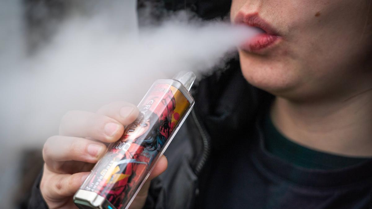 Einweg-E-Zigaretten: Gesundheitsgefahr für Jugendliche – Experten fordern Verbot!