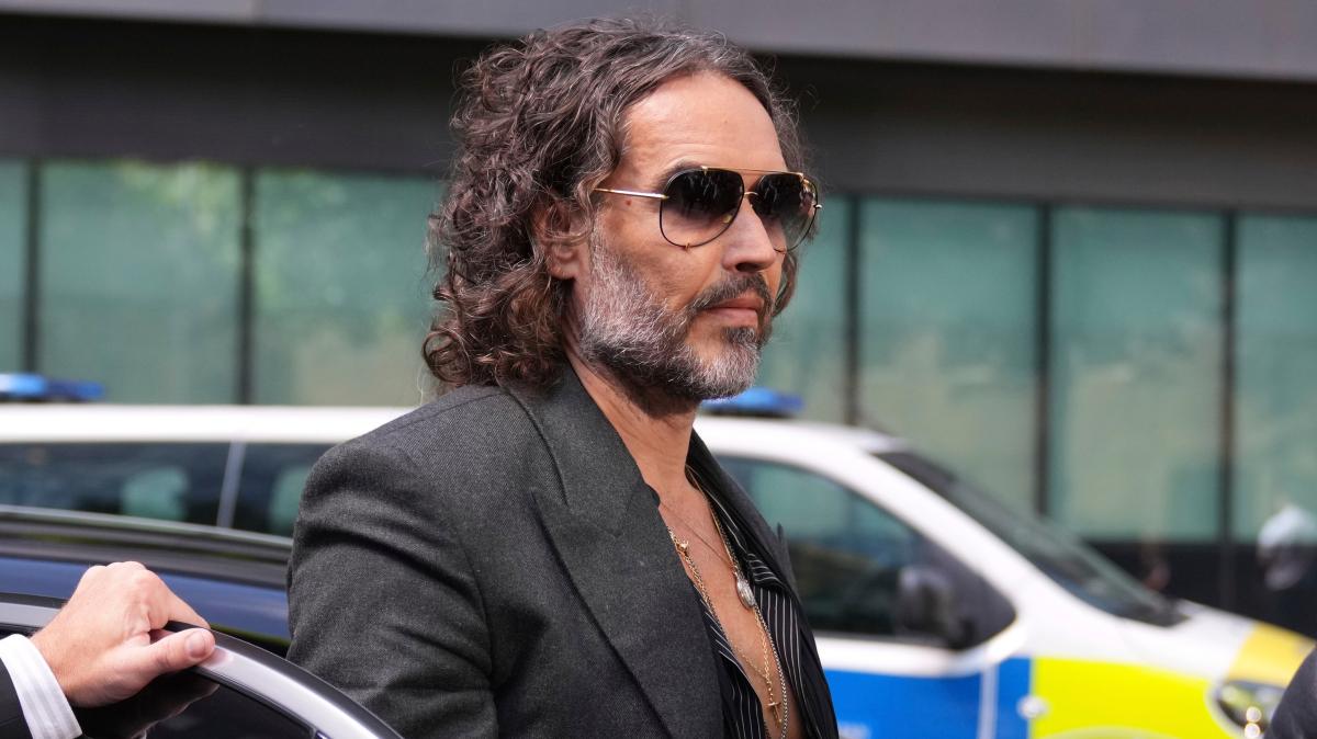 Vergewaltigungsvorw-rfe-gegen-Russell-Brand-Schauspieler-u-ert-sich-vor-Gericht