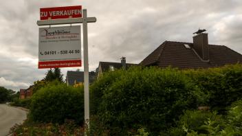 Hinweisschild eines Maklers auf eine zu kaufende Immobilie in Halstenbek