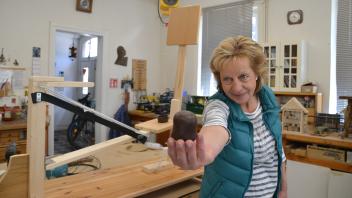 Ein süßer Moment mit Bedeutung: Claudia Hoppe vor der Schokokusswurfmaschine, an deren Bau sie selbst mitgewirkt hat.