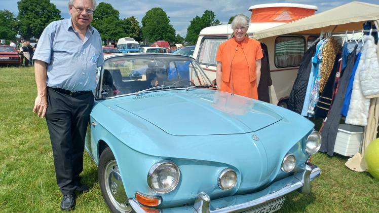 Monika und Jörg Zimmermann aus Erfde ziehen mit ihrem VW Karmann-Ghia Typ 34 aus dem Jahr 1968 alle Blicke auf sich. Seit 2006 ist der Oldtimer im Besitz des Ehepaares aus Erfde. Und könnte den Wohnwagen Eriba Puck ziehen.