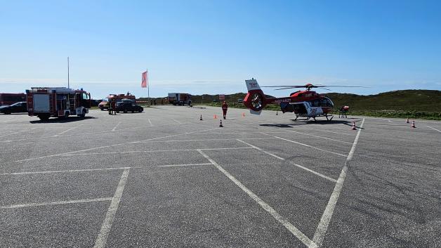 Helikopter ratunkowy wylądował na parkingu Taatjem Deel w Lantum. Helikopter ratunkowy wylądował na parkingu Taatjem Deel w Lantum.