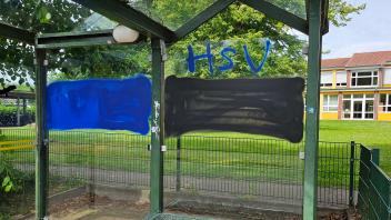 Unter anderem die Bushaltestelle an der Moorreger Grundschule ist Opfer von Vandalismus geworden.