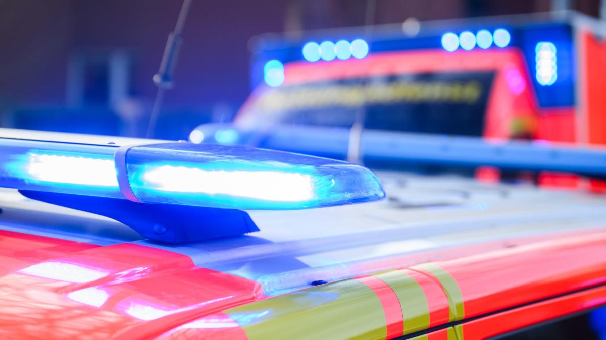 A33 Hilter: Auto mit Anhänger prallt gegen Leitplanken