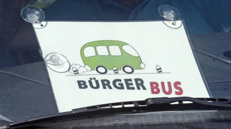 Schon vor Corona wurde in Hörnerkirchen über einen Bürgerbus nachgedacht. Dann bremste die Pandemie das Projekt aus. Ein Schild mit der Aufschrift Buergerbus haengt am 10.04.2014 an der Windschutzscheibe des Buergerbusses in Lauchringen am Hochrhein. Der Bus befoerdert mehrmals taeglich Fahrgaeste von Ober- nach Unterlauchringen und zurueck. Das Projekt Buergerbus beruht auf sozialem Engagement und Buergersinn, die Fahrer sind ehrenamtlich taetig. Etwa 7.000 Menschen leben im südbadischen Lauchringen - die meisten von ihnen aber im Ortsteil Unterlauchringen. Wer in Oberlauchringen wohnt und einkaufen will, muss das Auto nehmen. Wenn er eins hat - oder den Bürgerbus, den die Gemeinde seit dem Verlust des letzten Lebensmittelgeschäftes im kleinen Ortsteil eingerichtet hat. Er verkehrt seit Ende 2013 am Montag und am Donnerstag, dreimal in jede Richtung und kostet die Lauchringer keinen Cent. So etwas gibt es nicht nur in Lauchringen, sondern in immer mehr Gemeinden: Wo keine Geschäfte mehr existieren epda Shield with the Inscription Bürgerbus hangs at 10 04 2014 to the Windscreen the in at Hochrhein the Bus transported Several times daily Passengers from Upper after and zurueck the Project Bürgerbus on social Commitment and the Driver are volunteers doing business about 7 000 People Life in südbadischen the most from them but in District Who in Upper Lauchringen resides and Shopping will must the Car take if he One has Or the Bürgerbus the the Community since the Loss the last Food business in small District set has he wrong since End 2013 at Monday and at Thursday Three times in each Direction and cost the Do not Cent as something gives it not only in but in Always more Municipalities where none Shops more epd