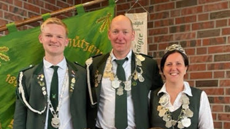 Die Majestäten des Schützenvereins Schwagstorf: Jugendkönig Finn Feye, König Bernd Potthoff und Ehefrau Jessica. 