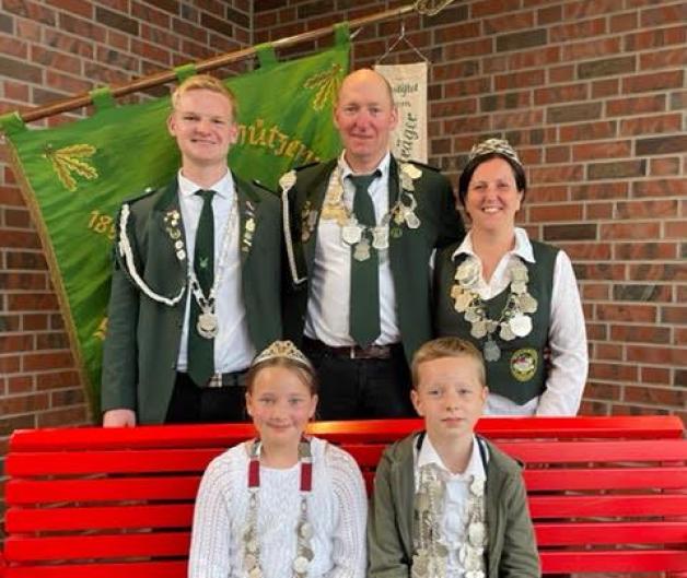 Die Majestäten des Schützenvereins Schwagstorf: Jugendkönig Finn Feye, König Bernd Potthoff und Ehefrau Jessica freuen sich mit Kinderkönigin Ida Hummert und Kinderkönig Marius Wischemeyer