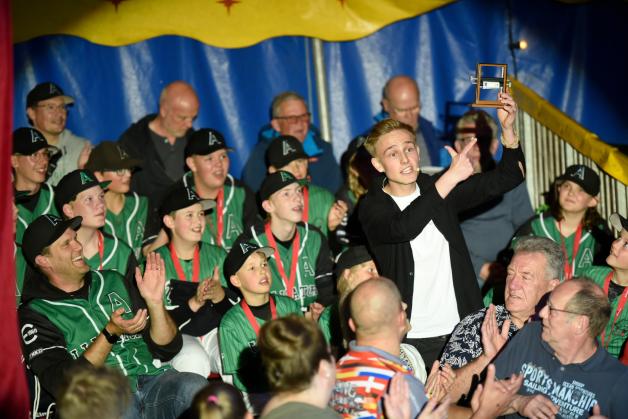 Die Sportlerehrung von Elmshorn: Zauberer Mika Schliemann Beiisterte vor Allem Die Die nächste Hinderin im Publicum. Die Sportlerehrung von Elmshorn: Zauberer Mika Schliemann Beiisterte vor Allem Die Die nächste Hinderin im Publicum.