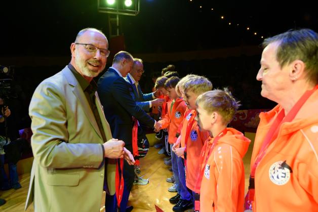 Der Stellvertende Bürgervorsteherhorsten Mann-Raudies (Link) Zeichnete Die Sportler aus. Der Stellvertende Bürgervorsteherhorsten Mann-Raudies (Link) Zeichnete Die Sportler aus.