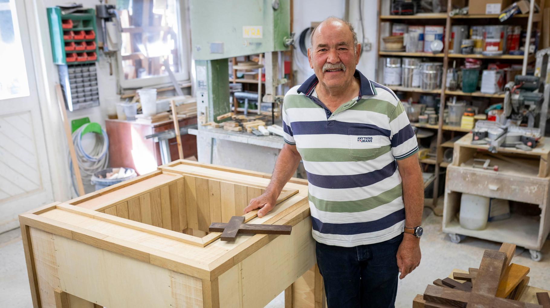 Ein Tisch aus alten Holzkreuzen: So hat Josef Laumann aus Glandorf ihn für die Kirche gebaut