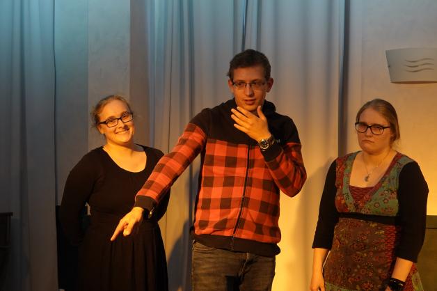 Bliźniacy Sofie (po lewej) i Lea (po prawej) i Paul (z Itzehoe) odczuwają opozycję w jednej scenie. Bliźniacy Sofie (po lewej) i Lea (po prawej) i Paul (z Itzehoe) odczuwają opozycję w jednej scenie.