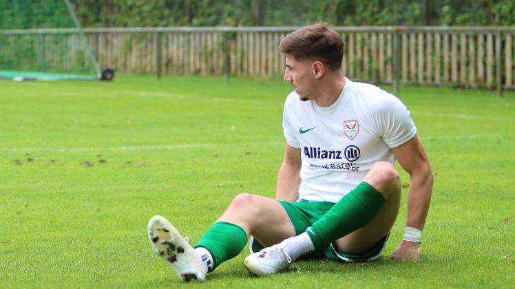 Am Boden: Wie geht es nach dem Spielabbruch weiter für den SV Azadi Lübeck um Torjäger Serdar Hassan, der in der Partie gegen den VfR Horst schon in der neunten Minute wegen groben Foulspiels „Rot“ gesehen hatte?