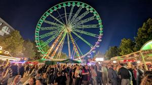 Das Riesenrad leuchtet am Freitagabend auf der Holstenköste in Neumünster bunt auf dem Großflecken.