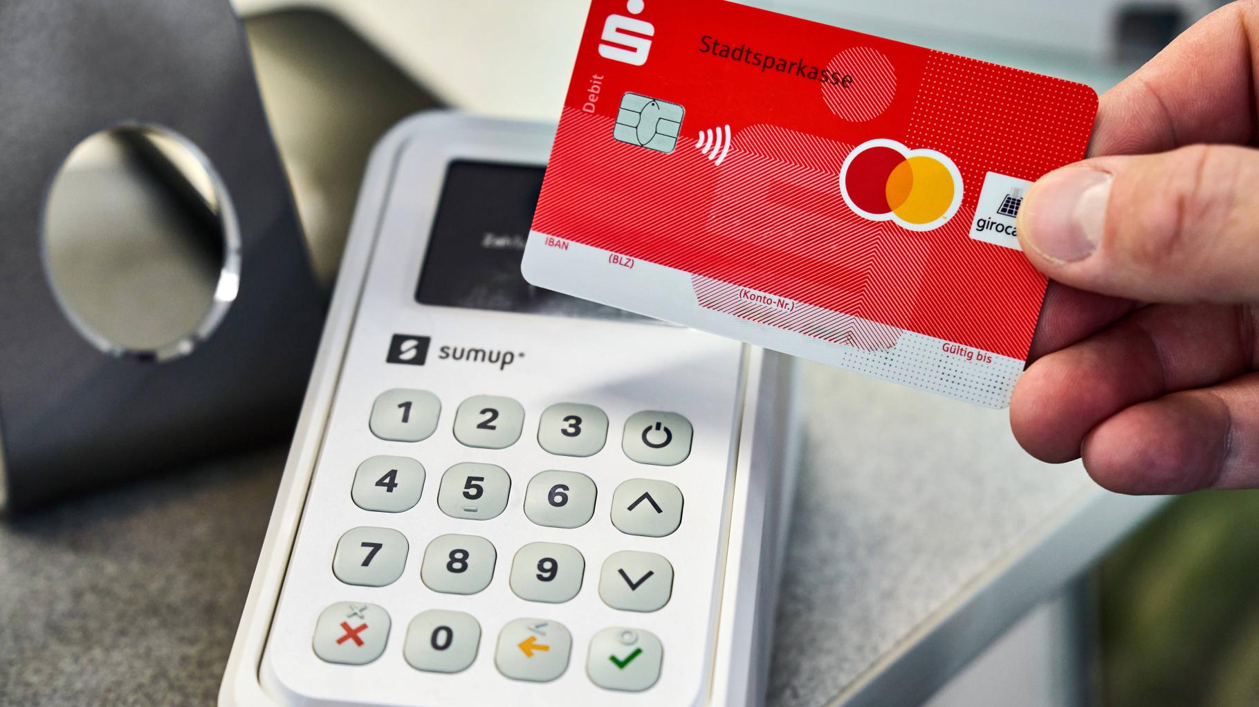 Wenn das Trinkgeld zur „Zwangsabgabe“ wird: Dieser Trend nervt total!