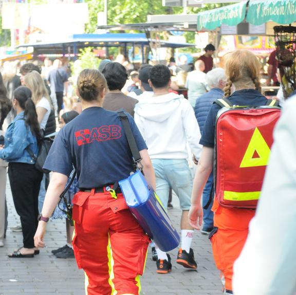 Stadtfeste Sind auch im Einausforderungfreuhelfer Un und Retter