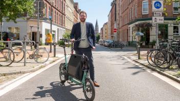 ADFC-Chef Jan Voß auf der Fahrradstraße am Kieler Jungfernstieg.