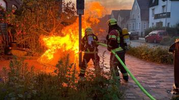 In der Adolfstraße ging die Feuerwehr unter Atemschutz vor. 