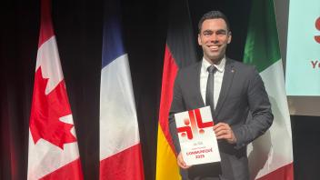 Tom Matzen aus Jevenstedt mit dem Kommuniqué beim G7-Jugendgipfel in Kanada.