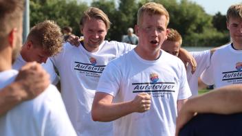 Tom Langmaack, der sich auf wie neben dem Spielfeld für den SC Norddörfer Sylt engagiert, im Jubel-Kreis nach dem Abpfiff.