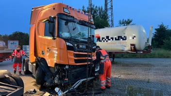 Der total demolierte Lastwagen: Damit sind die beiden alkoholisierten Lkw-Fahrer in abgestellte Fahrzeuge gekracht. Wer gefahren ist, muss die Polizei jetzt ermitteln.