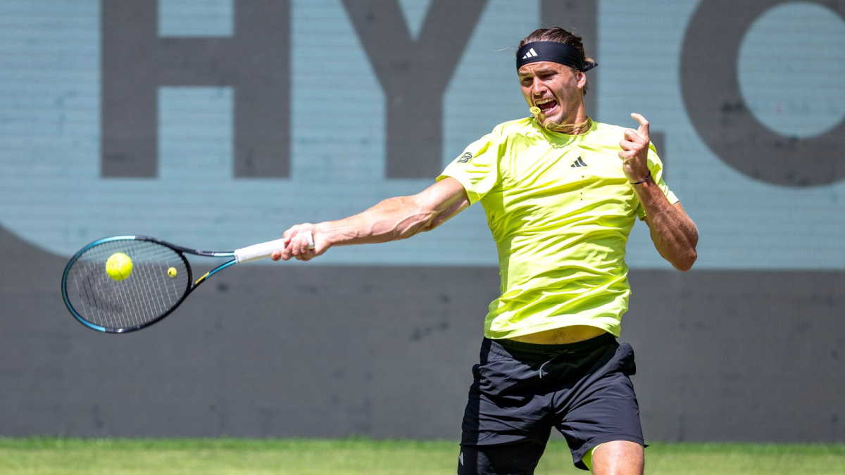 Zwischenfall-auf-der-Trib-ne-Tennis-Star-Zverev-Alexander-hilft-mit-Eisw-rfel