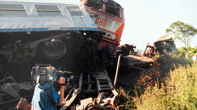 Zwei Personen- und fünf Güterwagen wurden bei dem Zugunglück zerstört. Der Schaden ging in die Millionen und wurde auch von Kamerateams dokumentiert. Zugunglück Horst, 29. Juni 1995