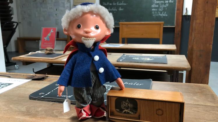 Das Sandmännchen im nostalgischen blauen Gewand hat sein Zuhause in Nachbarschaft zur alten Schule im Elmshorner Industriemuseum. Elmshorn Sandmännchen