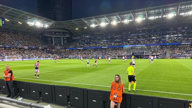Marcel Mundt i jego dziewczyna cieszyli się tym pierwszorzędnym, wyraźnym widokiem w finale Mistrzostw Europy U21. Marcel Mundt i jego dziewczyna cieszyli się tym pierwszorzędnym, wyraźnym widokiem w finale Mistrzostw Europy U21.