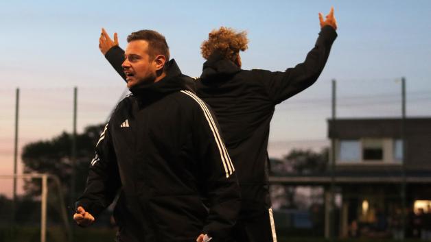 Marcel Mundt świętuje tytuł klasy A West Division 2 jako trener VFR Horst III. Jego zespół będzie również rywalizować w sezonie 2025/2026, ponieważ wejście do ligi regionalnej nie jest dozwolone, ponieważ drugi człowiek w klubie Stanburga już tam walczy. Marcel Mundt świętuje tytuł klasy A West Division 2 jako trener VFR Horst III. Jego zespół będzie również rywalizować w sezonie 2025/2026, ponieważ wejście do ligi regionalnej nie jest dozwolone, ponieważ drugi człowiek w klubie Stanburga już tam walczy.