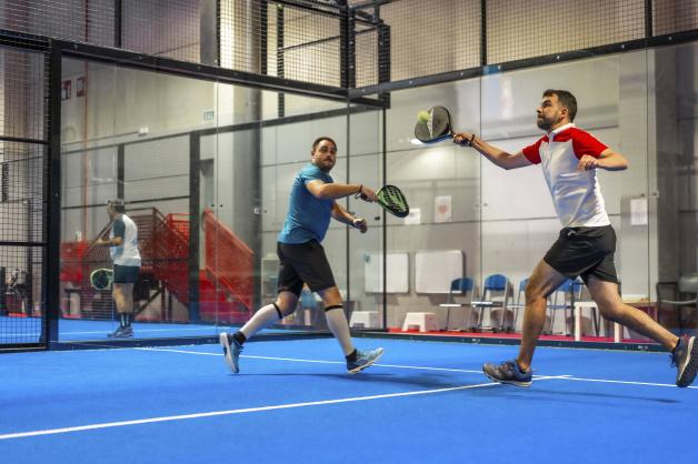 Padel Tennis kombiniert Tennis und Squash miteinander. Padel Tennis kombiniert Tennis und Squash miteinander.