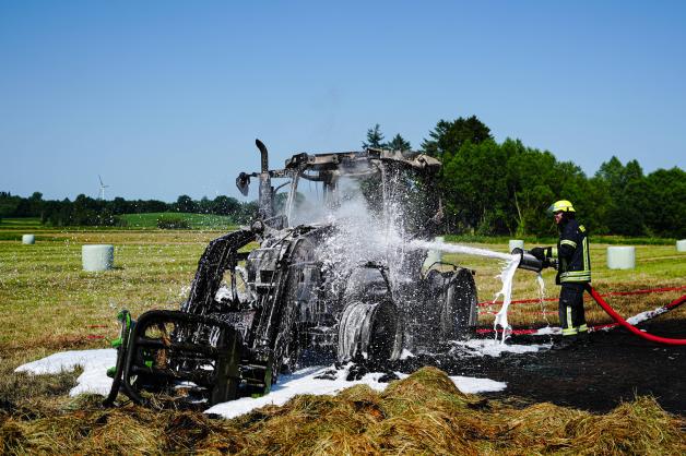 Der Traktor Konnte Trotz DerlöScharbeItennicht Mehr Gerettet Werden. Ein Flächenbrandwurde Allerdings Verhindert. 