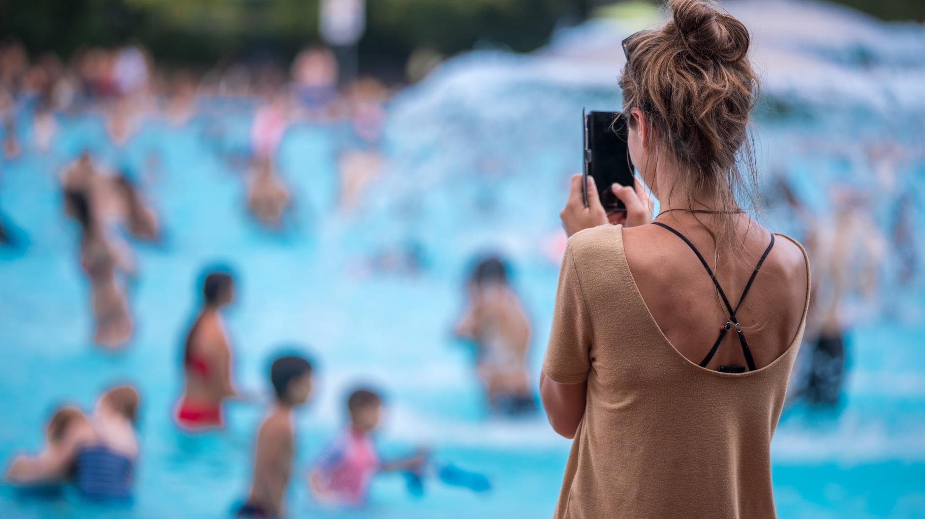 Deutschlands oberster Bademeister sauer: „Eltern achten nur auf ihr dämliches Smartphone“