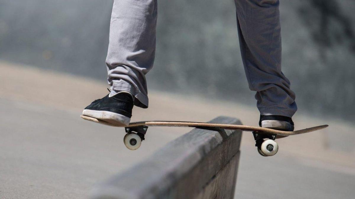 Vandalismus-am-Gr-negaubad-Unbekannte-flexen-Schlitze-in-Skate-Rails