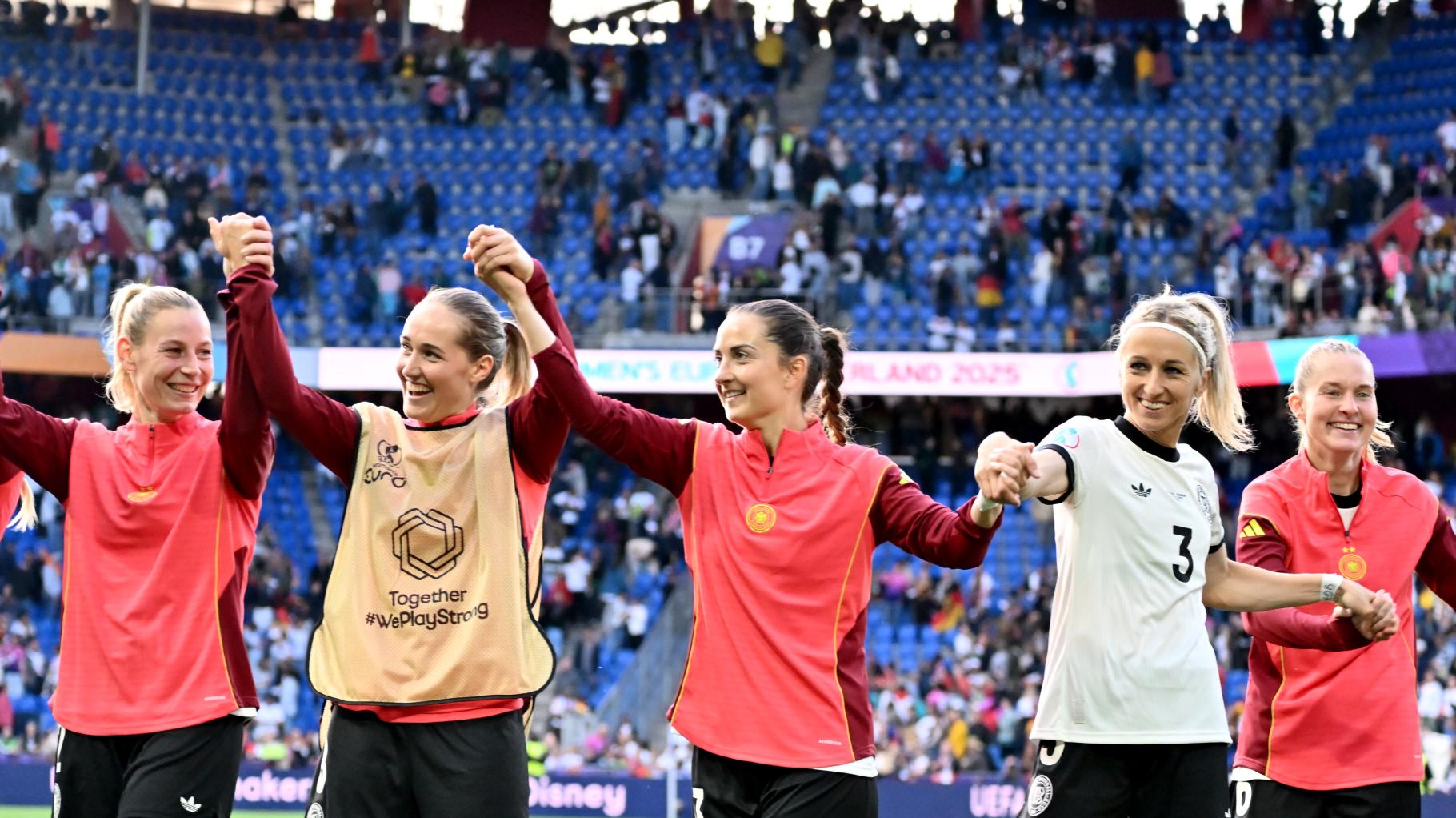 Im Video: Mit Petry und Karaoke – So ausgelassen feiern DFB-Frauen nach Dänemark-Sieg