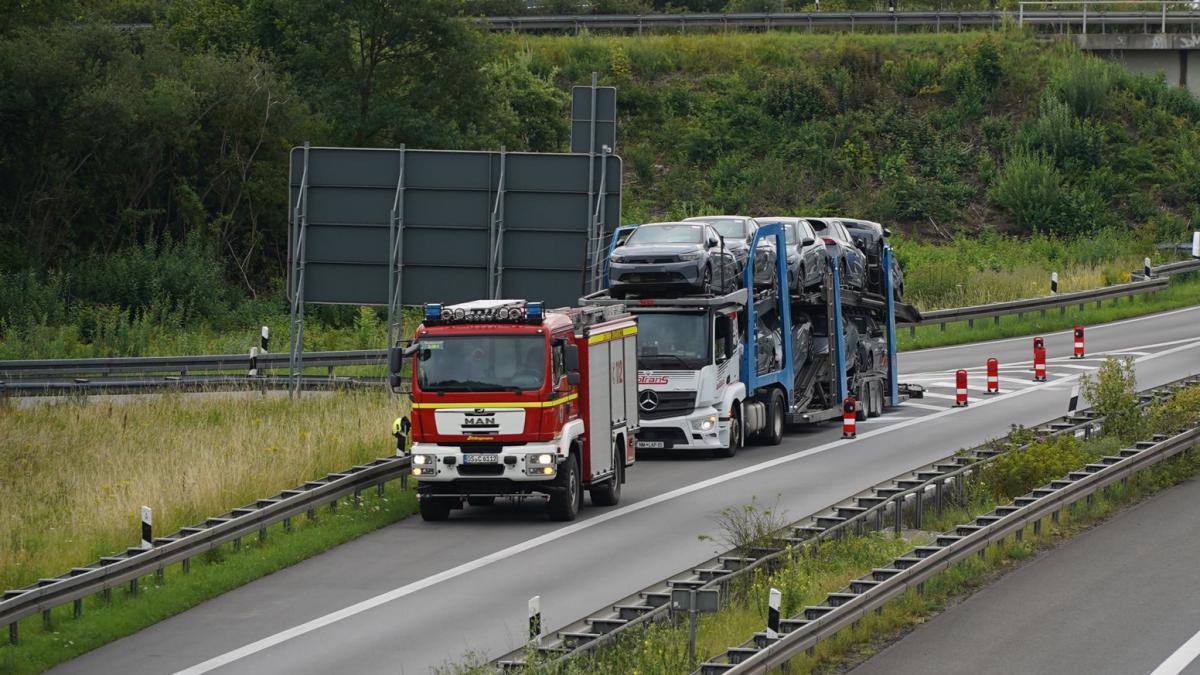 Achsbruch-auf-der-A30-Lkw-blockiert-seit-Stunden-den-Standstreifen