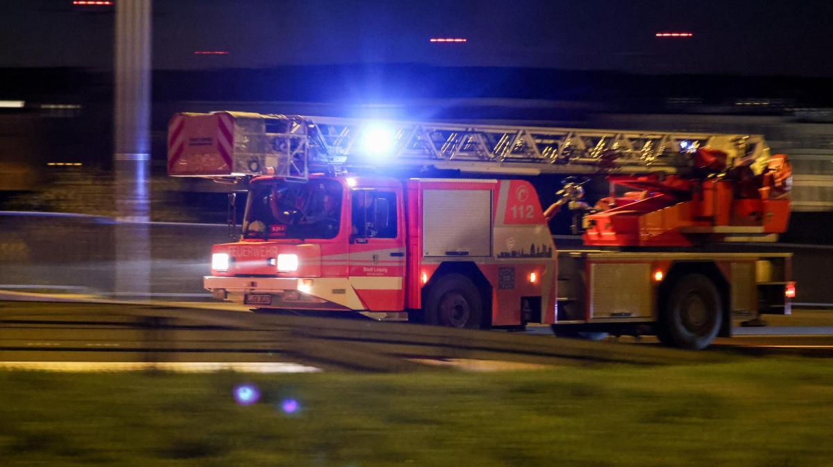 Zusammensto-in-Dissen-Falschfahrer-zwingt-Feuerwehrauto-zu-Ausweichman-ver