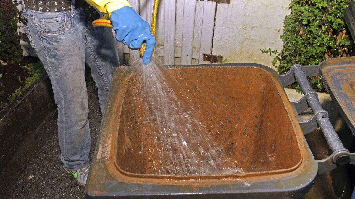 Stinkende-M-lltonne-ad-So-reinigt-man-den-Abfallbeh-lter-am-besten