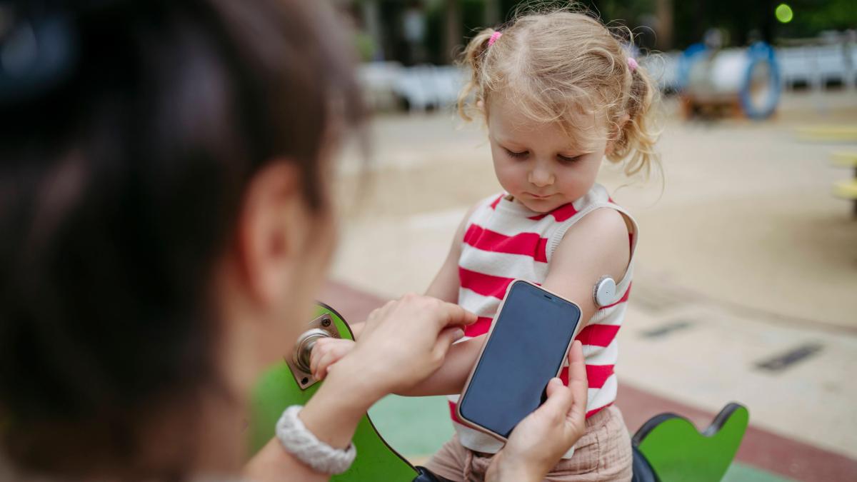 Wieder-gescrollt-statt-zugeh-rt-So-sehr-schaden-Sie-ihrem-Kind-