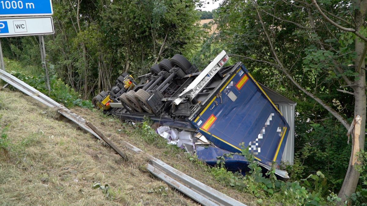 Unfall-auf-A30-LKW-st-rzt-bei-Gesmold-die-B-schung-hinab
