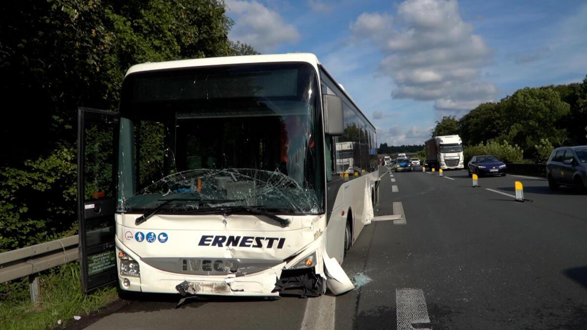 Spektakul-re-Bus-Verfolgungsjagd-ber-A1-und-A30-Polizei-gibt-Details-bekannt