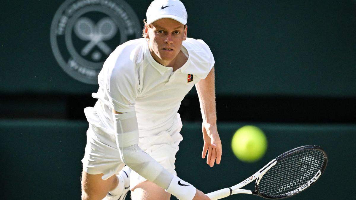 Sinner-gewinnt-Wimbledon-Finale-trotz-Champagnerkorken-auf-dem-Platz