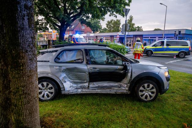 Der Citroen Wurde Ebenfälle Scherbeschälgt und von der Straße Geschleudert. Der Citroen Wurde Ebenfälle Scherbeschälgt und von der Straße Geschleudert.
