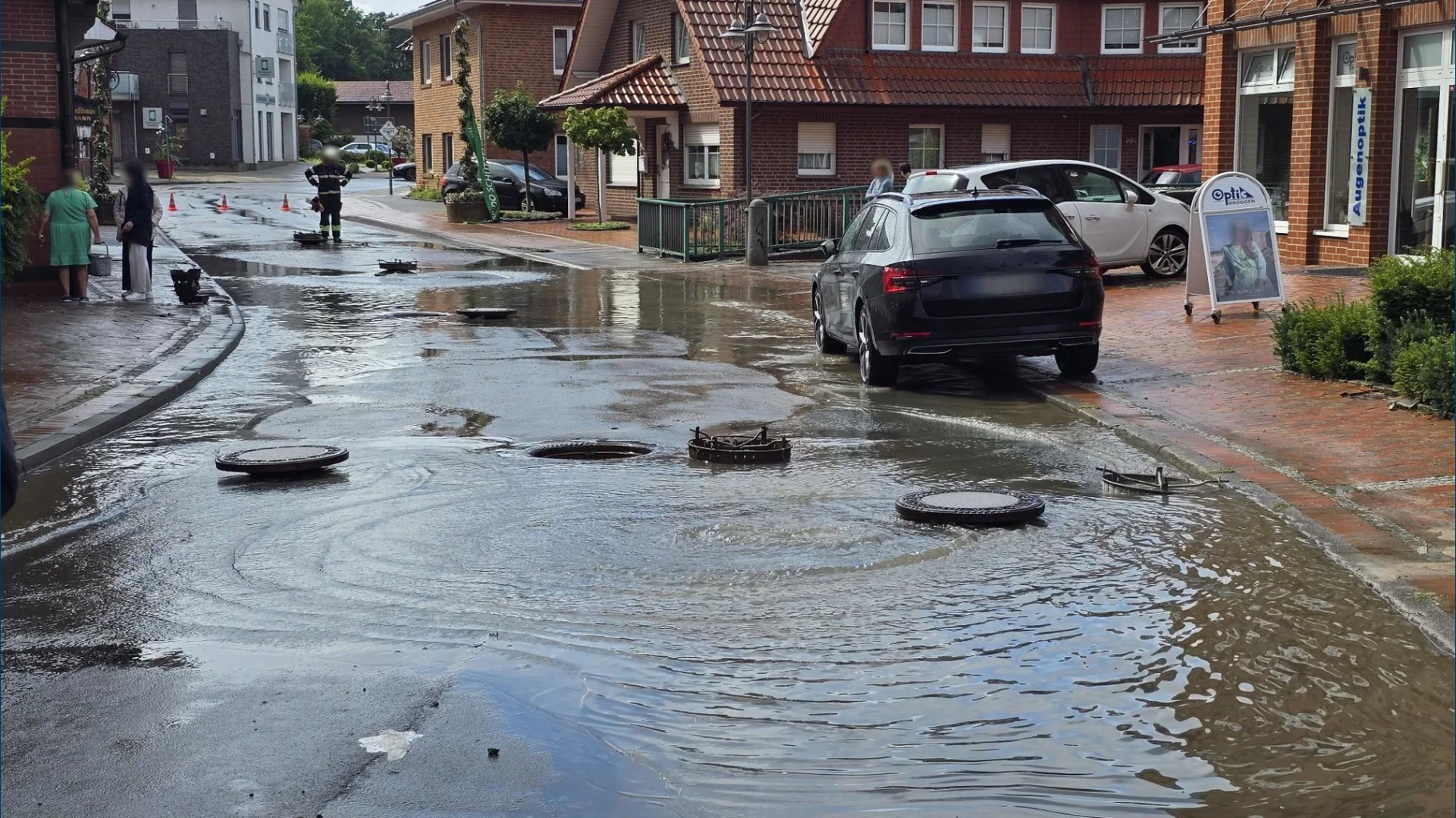 Kniehohe Überschwemmungen in Ankum nach Gewitter und Starkregen