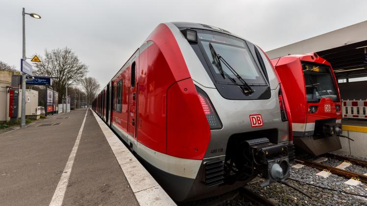 Zur Weiterfahrt nach Hamburg müssen Fahrgäste während der Bauarbeiten die Züge der S-Bahn nutzen. Christian Uthoff; Bahnhof Pinneberg: Zur Weiterfahrt nach Hamburg müssen Fahrgäste während der ... Zur Weiterfahrt nach Hamburg müssen Fahrgäste während der Bauarbeiten die Züge der S-Bahn nutzen. Christian UthoffZur Weiterfahrt nach Hamburg müssen Fahrgäste während der Bauarbeiten die Züge der S-Bahn nutzen. Christian Uthoff; Bahnhof Pinneberg: Zur Weiterfahrt nach Hamburg müssen Fahrgäste während der ... Zur Weiterfahrt nach Hamburg müssen Fahrgäste während der Bauarbeiten die Züge der S-Bahn nutzen. Christian UthoffZur Weiterfahrt nach Hamburg müssen Fahrgäste während der Bauarbeiten die Züge der S-Bahn nutzen. Christian Uthoff; Bahnhof Pinneberg: Zur Weiterfahrt nach Hamburg müssen Fahrgäste während der ... Zur Weiterfahrt nach Hamburg müssen Fahrgäste während der Bauarbeiten die Züge der S-Bahn nutzen. Christian UthoffZur Weiterfahrt nach Hamburg müssen Fahrgäste während der Bauarbeiten die Züge der S-Bahn nutzen. Christian Uthoff; Bahnhof Pinneberg: Zur Weiterfahrt nach Hamburg müssen Fahrgäste während der ... Zur Weiterfahrt nach Hamburg müssen Fahrgäste während der Bauarbeiten die Züge der S-Bahn nutzen. Christian Uthoff