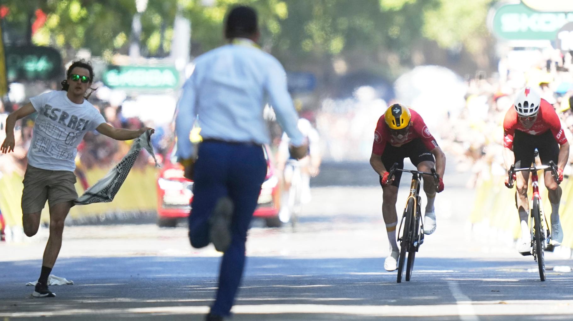 „Riesenidiot!“: Ordner rammt Flitzer bei Tour de France in die Bande – Kommentator sauer