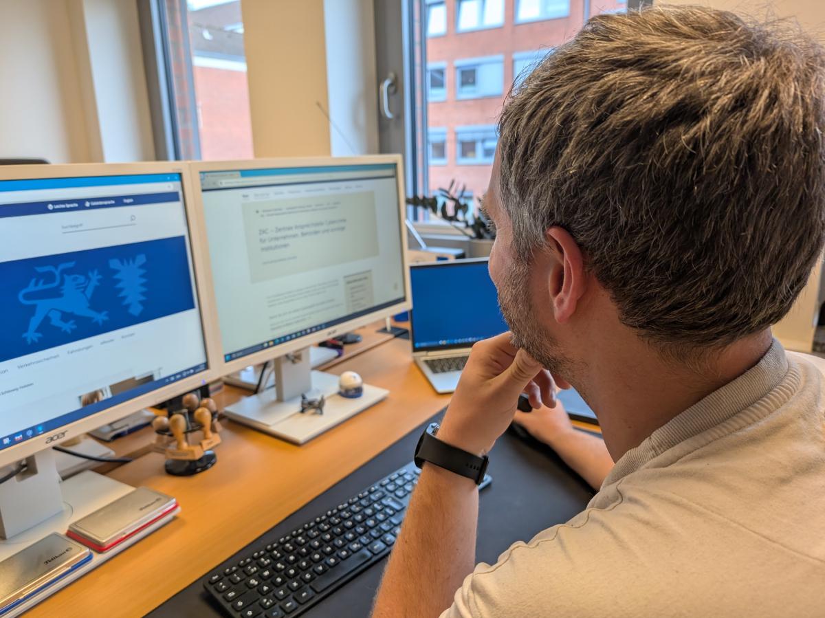 Cybercrime und KI: Polizei Neumünster jagt Internet-Betrüger