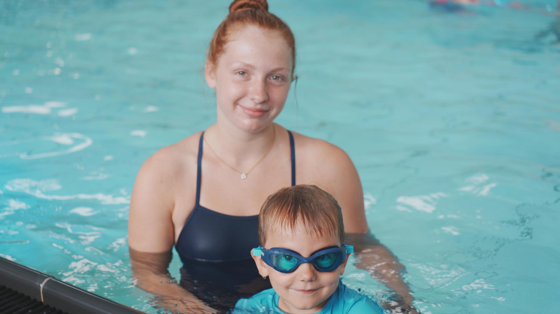 Otroci obvladajo plavanje, tečaji potekajo